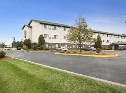 Super 8 by Wyndham Milwaukee Airport
