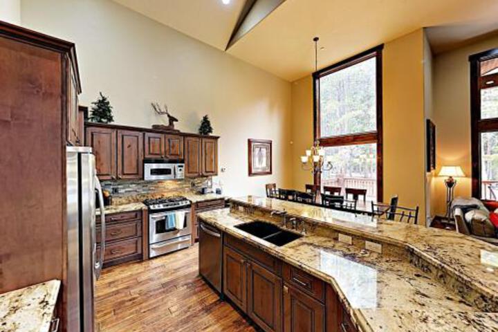 New Listing! Luxe Lodge W / Private Hot Tub & Garage Home - thumb 4