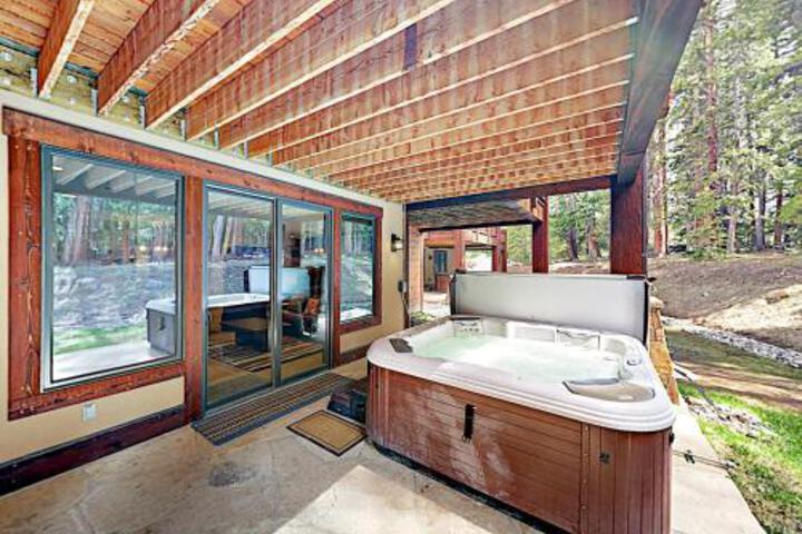 New Listing! Luxe Lodge W / Private Hot Tub & Garage Home - thumb 0