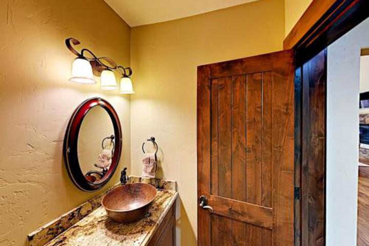 New Listing! Luxe Lodge W / Private Hot Tub & Garage Home - thumb 3