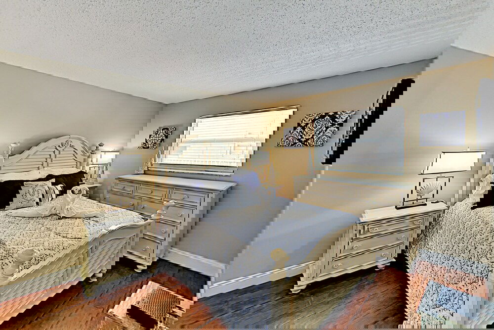 New Listing! Walkable Beachside W / Pool 3 Bedroom Condo - thumb 6