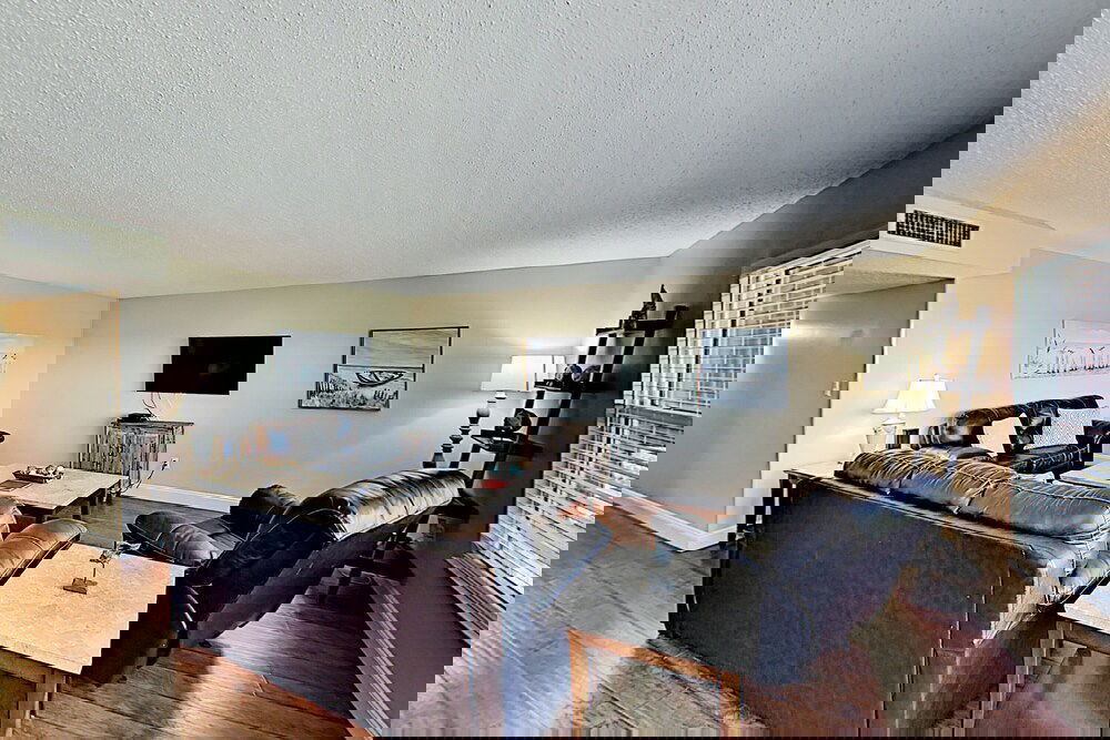 New Listing! Walkable Beachside W / Pool 3 Bedroom Condo - thumb 2