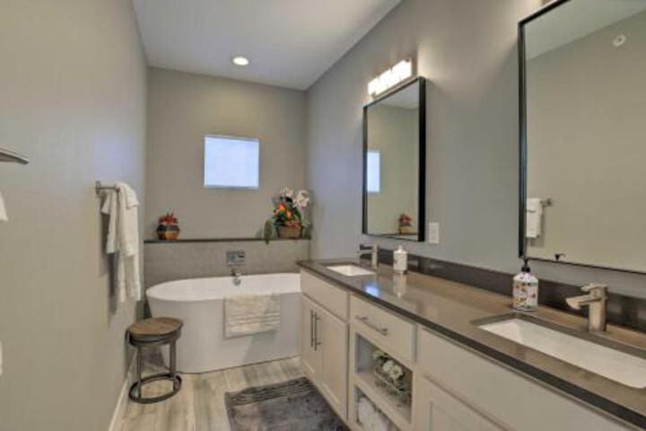 Luxe Condo W / Private Patio Walk To DT Littleton! - thumb 3