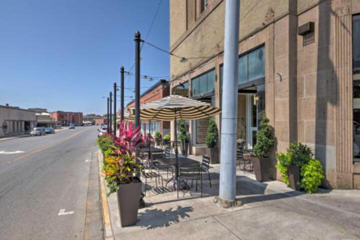 Private Solar Hill Apartment In Downtown Bristol! - thumb 2