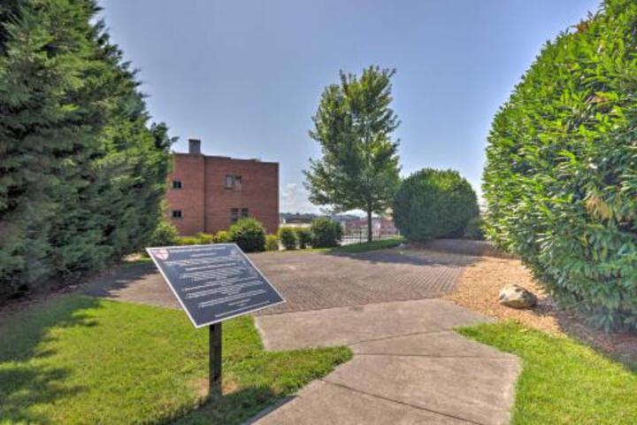 Private Solar Hill Apartment In Downtown Bristol! - thumb 0