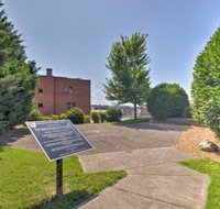 Private Solar Hill Apartment in Downtown Bristol - Accommodation Denver