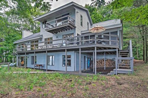 NEW Lakefront Grand Haven Home W / Deck & Water Toys - thumb 0
