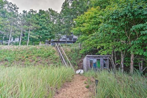 NEW Lakefront Grand Haven Home W / Deck & Water Toys - thumb 5