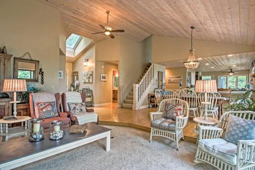 NEW Lakefront Grand Haven Home W / Deck & Water Toys - thumb 6