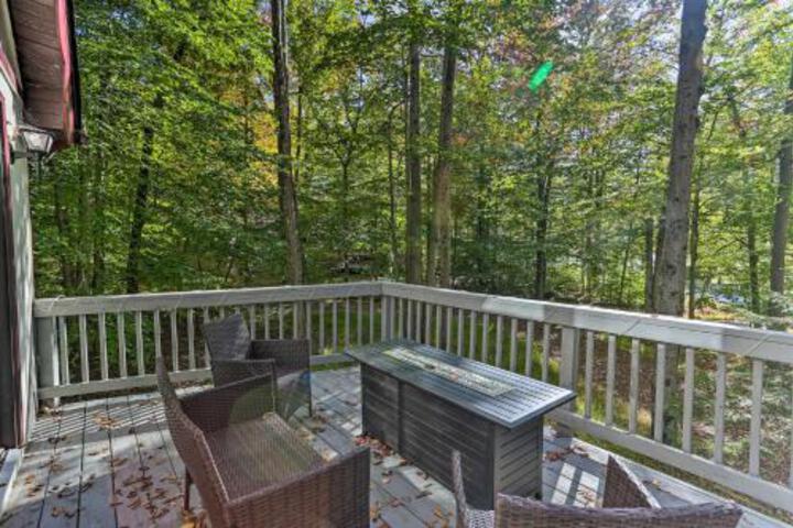 Home With Fire Pit & Game Room 400ft To Lake! - thumb 1