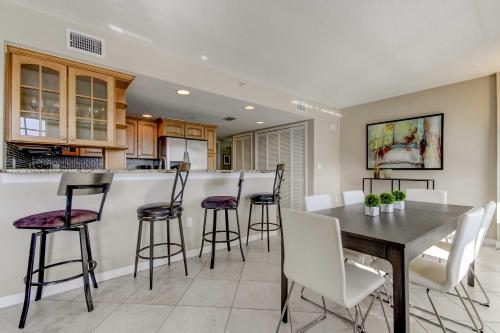 Dockside Condo W / Pool: Walk To Clearwater BCH - thumb 4