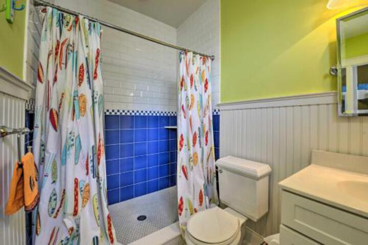 Grand Avalon Beach House 2 Blocks To Water! - thumb 2