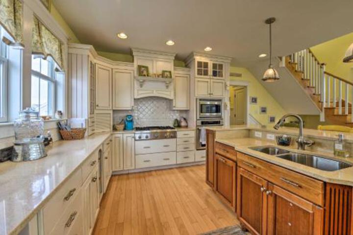 Grand Avalon Beach House 2 Blocks To Water! - thumb 3