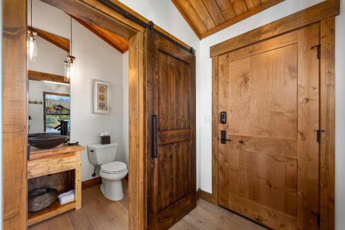 Rocky Mountain Getaway Indoor / Outdoor Fireplace Jacuzzi Close To Downtown - thumb 2