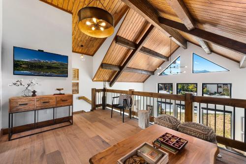 Rocky Mountain Getaway Indoor / Outdoor Fireplace Jacuzzi Close To Downtown - thumb 5