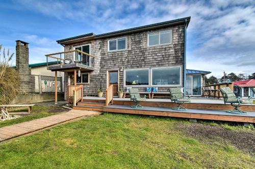 Updated Coastal Retreat With Deck & Ocean Views - thumb 0