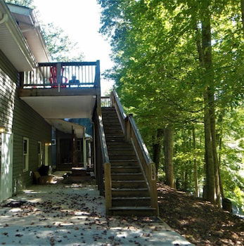 Hillside Hideaway - thumb 0