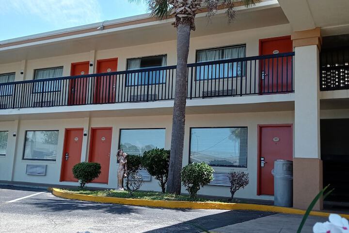 Holiday Lodge & Suites - Sunset Plaza - Fort Walton Beach - thumb 1