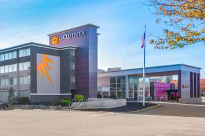 La Quinta Inn & Suites By Wyndham Clifton/Rutherford - thumb 0