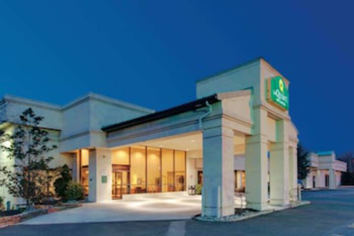 La Quinta Inn & Suites By Wyndham Fairfield NJ - thumb 0