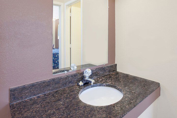 Knights Inn Bishop Airport - thumb 5