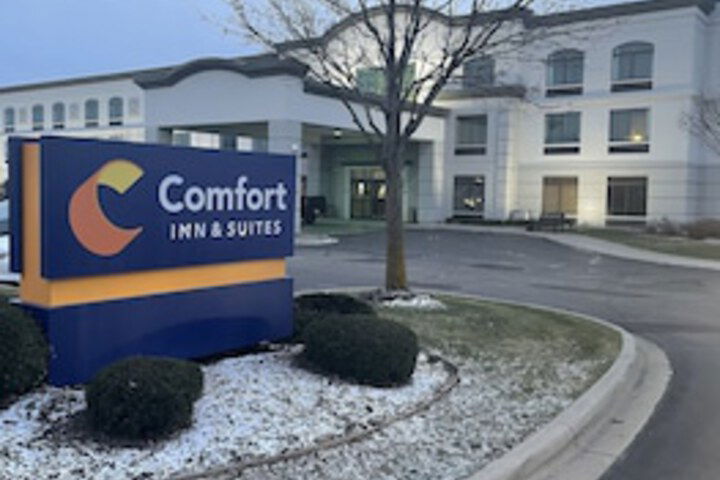 Comfort Inn & Suites - thumb 0