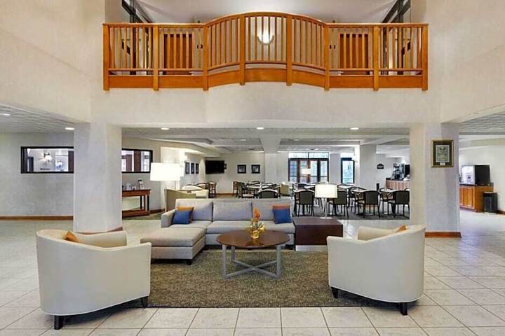 Comfort Inn & Suites - thumb 5