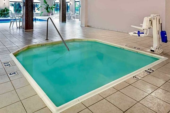 Comfort Inn & Suites - thumb 3