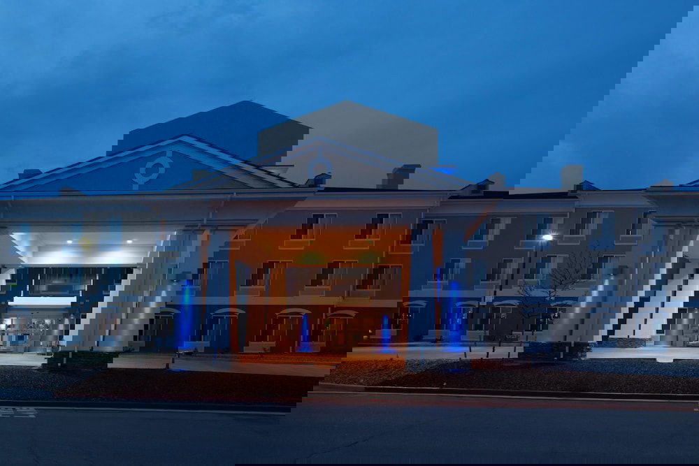 Holiday Inn Express Hotel & Suites LAMAR, An IHG Hotel - thumb 2