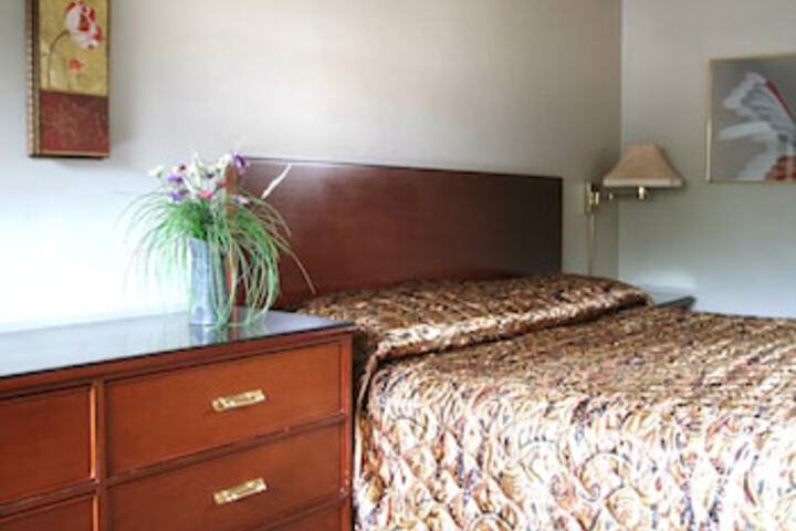 Hudson Manor Inn - thumb 1