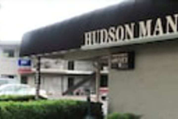 Hudson Manor Inn - thumb 0