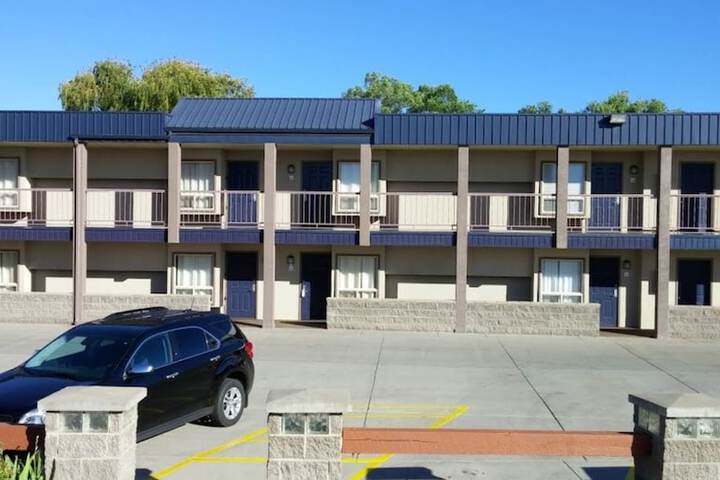 Red Arrow Inn & Suites - thumb 1