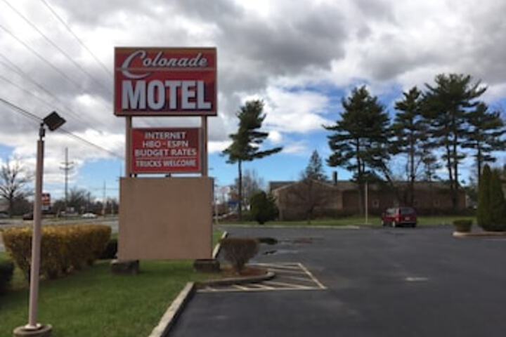 Colonade Motel - thumb 1