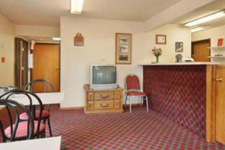 Super 8 Winterset - thumb 4