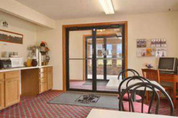 Super 8 Winterset - thumb 5