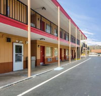 Econo Lodge Near Motor Speedway - Accommodation Denver