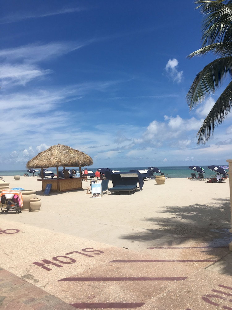 Hollywood Beach Resort-renovated Studio - thumb 4