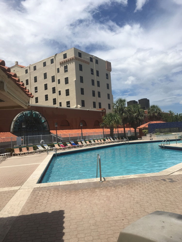 Hollywood Beach Resort-renovated Studio - thumb 6