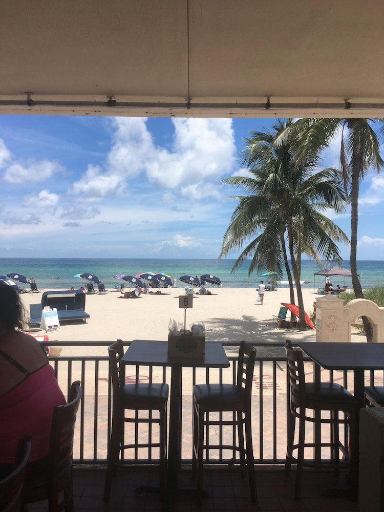 Hollywood Beach Resort-renovated Studio - thumb 2