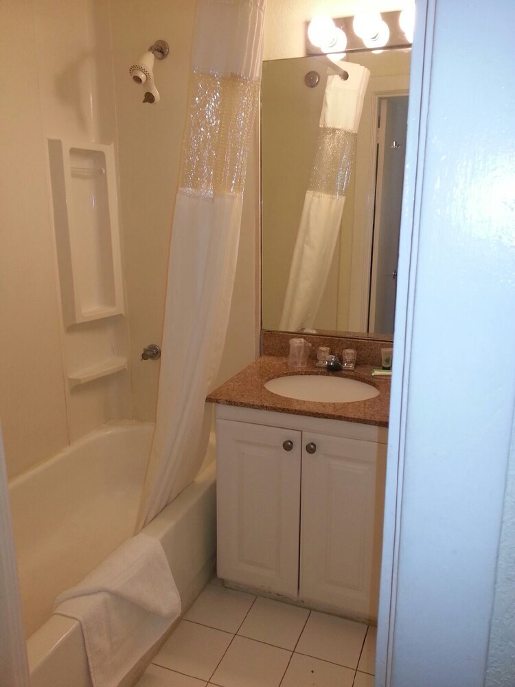 Hollywood Beach Resort-renovated Studio - thumb 5