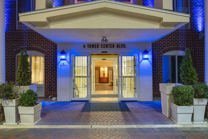 Holiday Inn Express Tower Center, An IHG Hotel - thumb 1