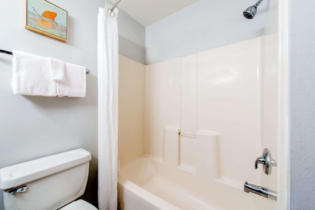 Super 8 By Wyndham Lake Charles/Sulphur - thumb 15