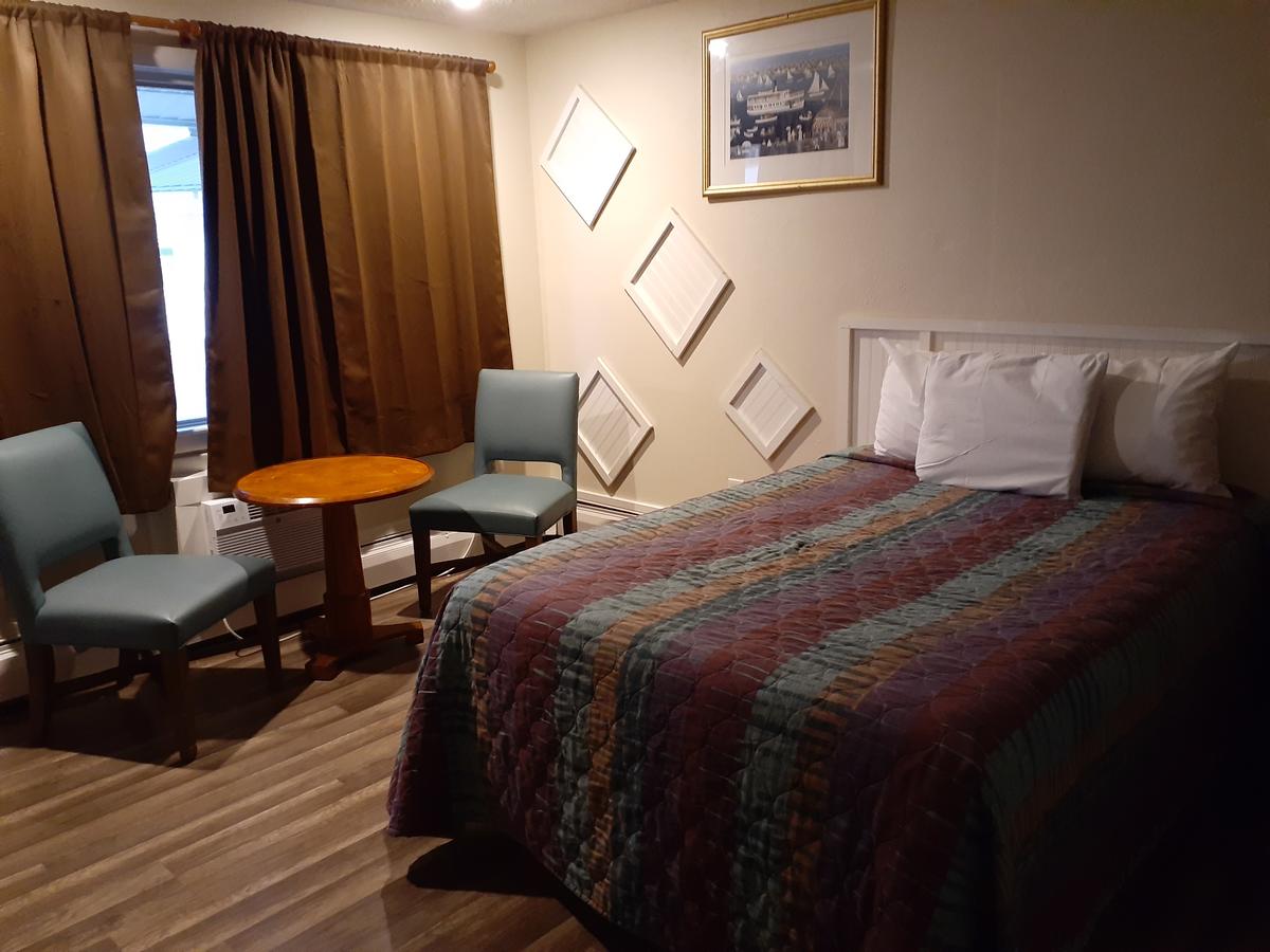 Town Line Inn - thumb 12