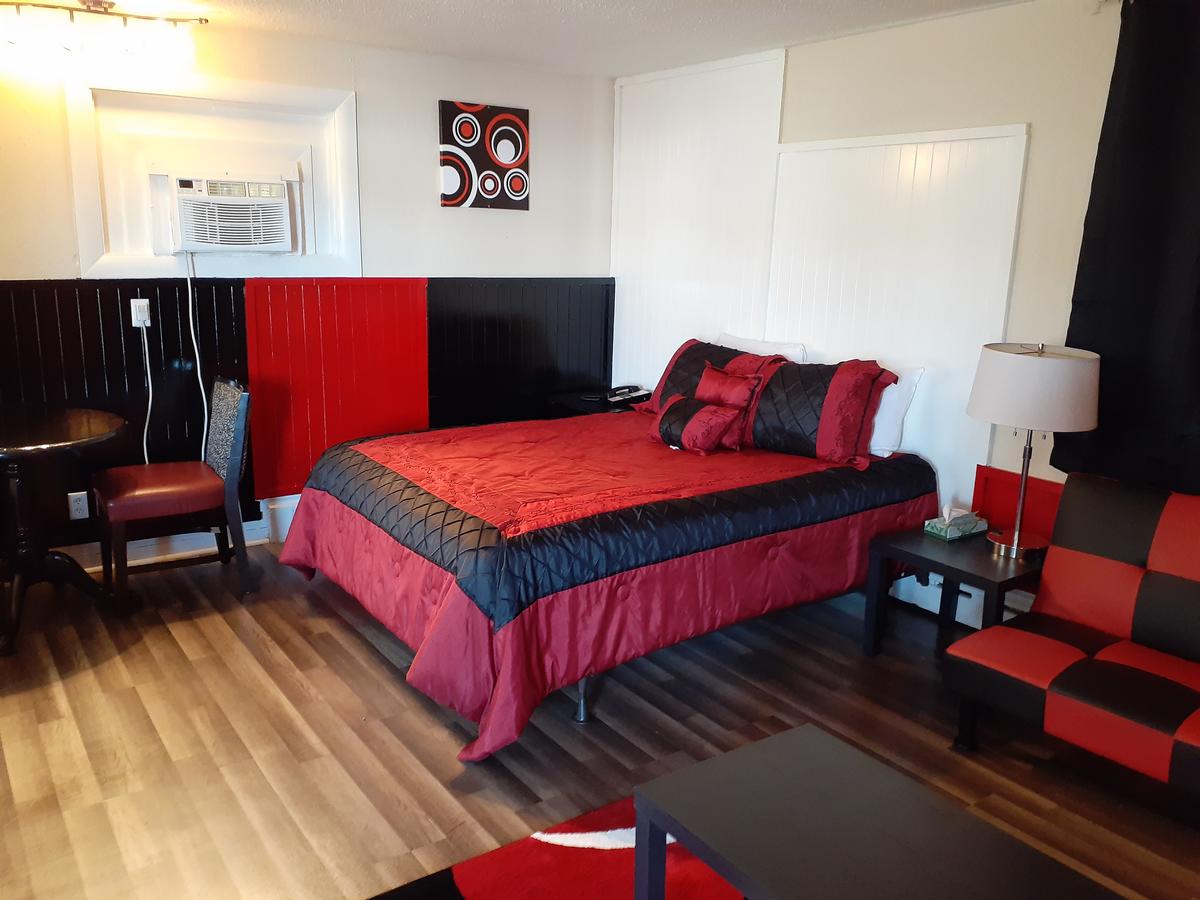 Town Line Inn - thumb 32