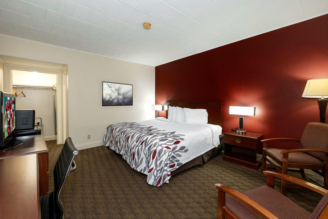 Red Roof Inn & Suites Hazleton - thumb 32