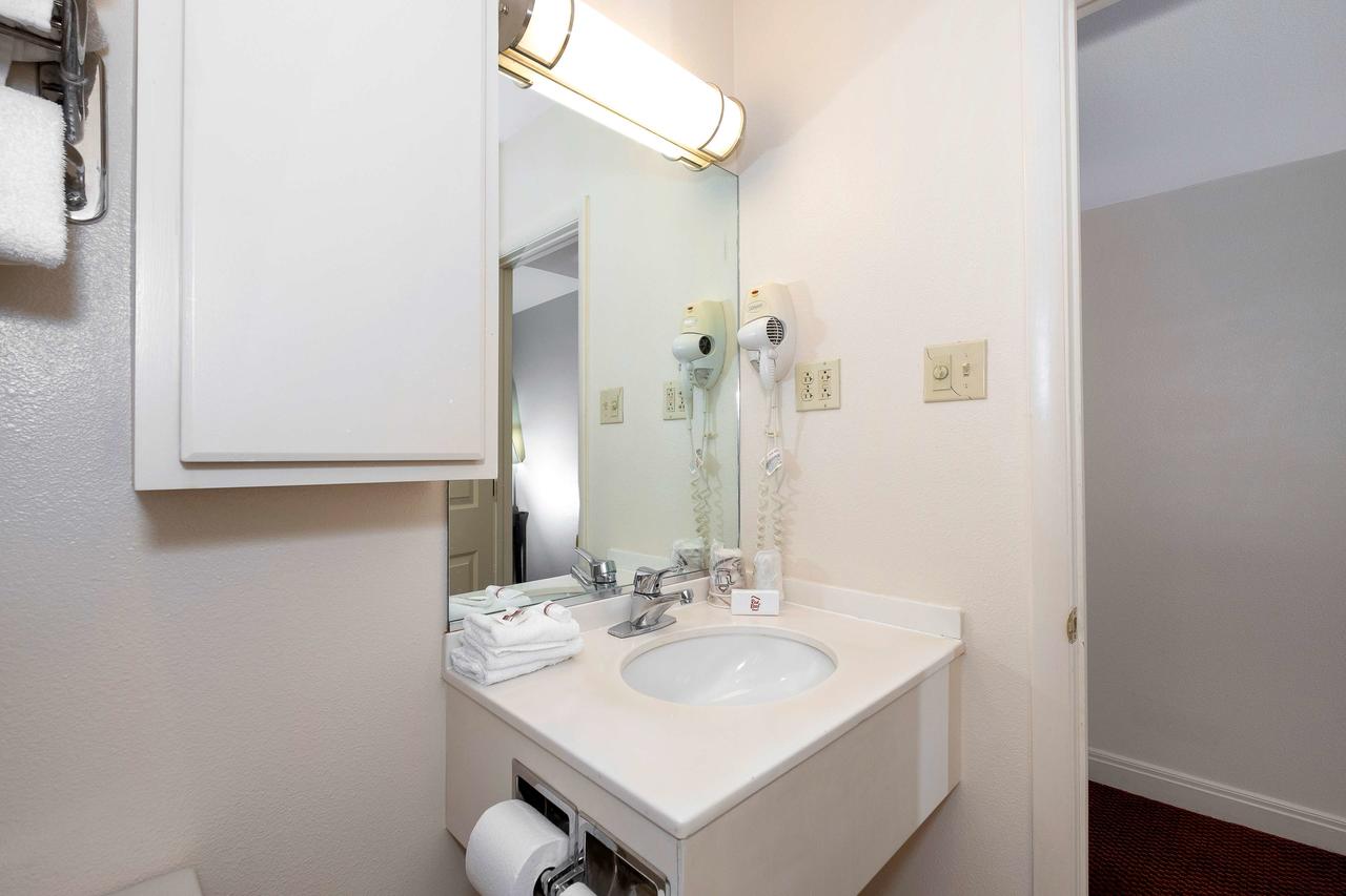 Red Roof Inn & Suites Hazleton - thumb 1