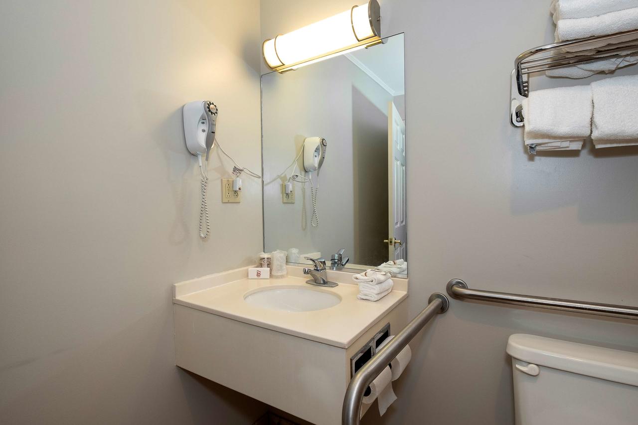 Red Roof Inn & Suites Hazleton - thumb 9