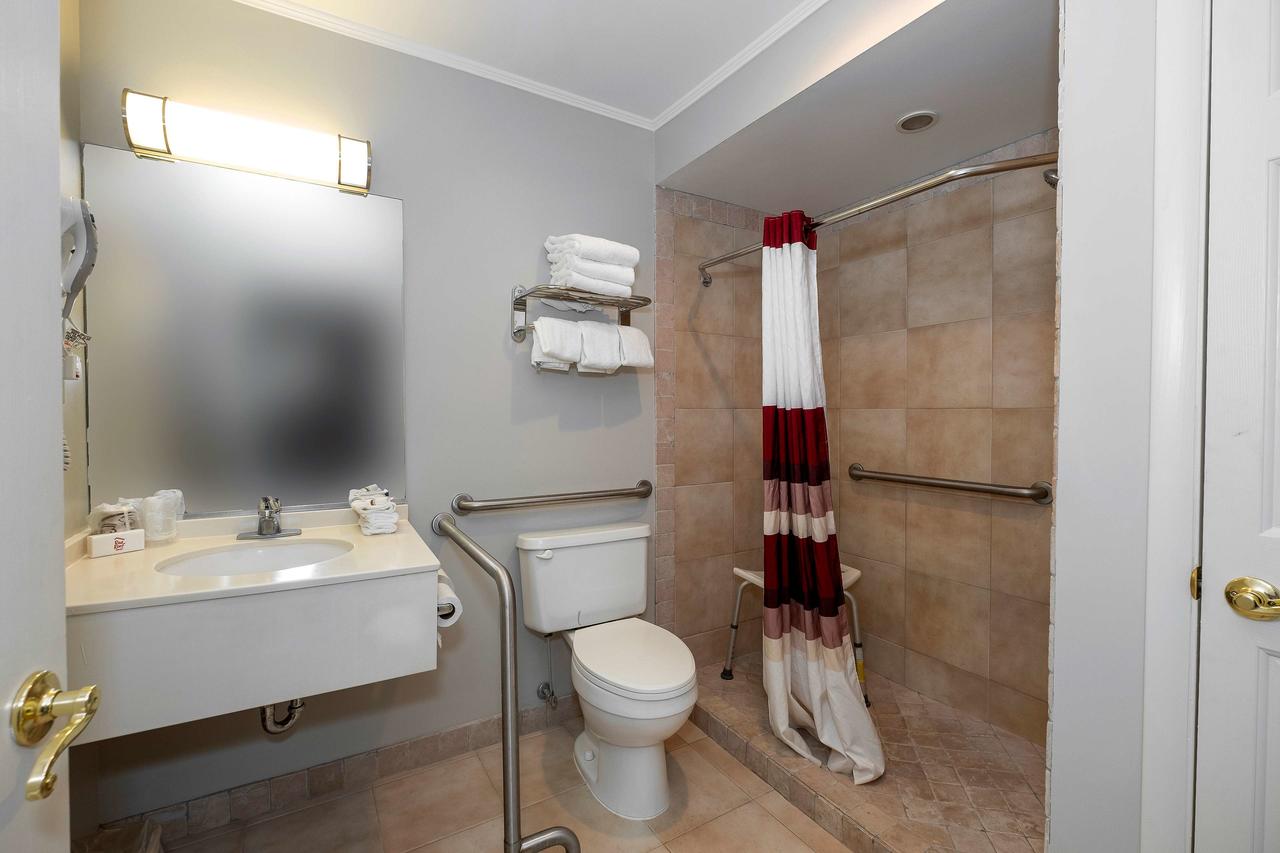 Red Roof Inn & Suites Hazleton - thumb 12