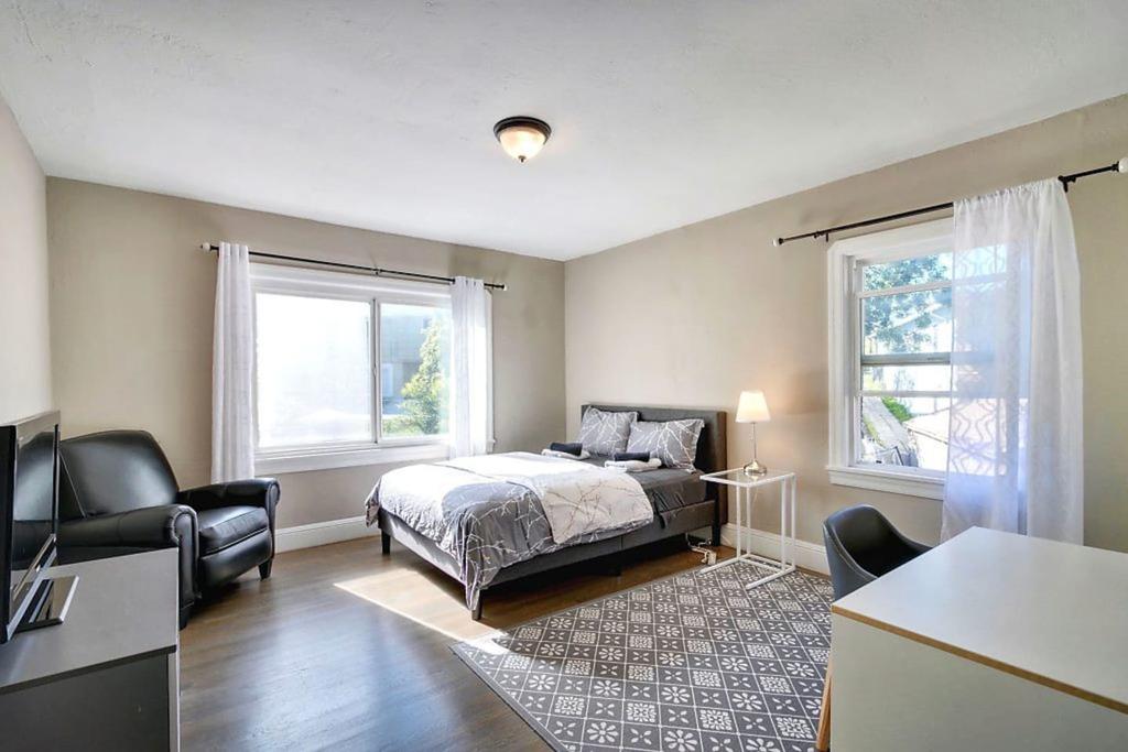 (R2P) Bay BnB, Private Queen Room, TV, Wifi, More! - thumb 0