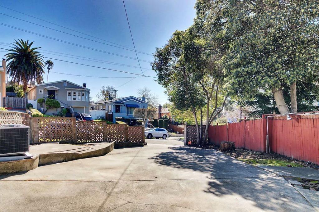 (R2P) Bay BnB, Private Queen Room, TV, Wifi, More! - thumb 1